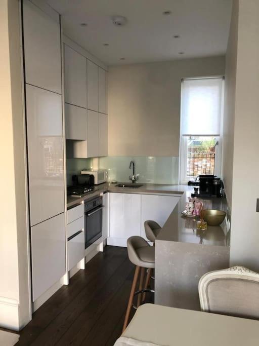 Stylish 3-Bedroom Flat In Kensington Londen Buitenkant foto