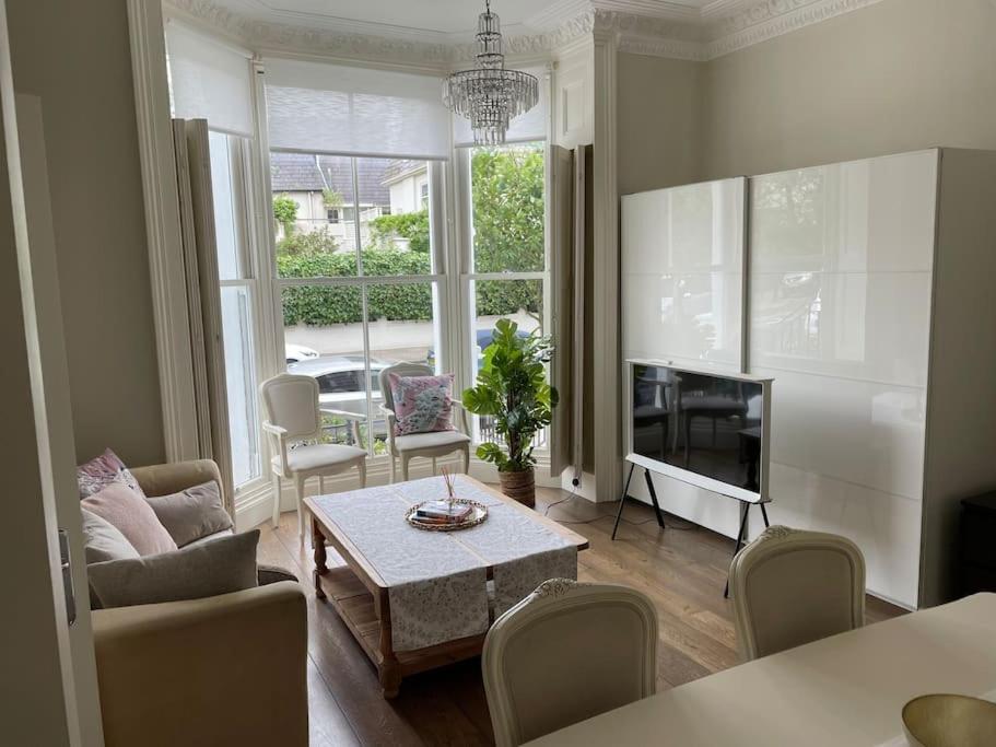 Stylish 3-Bedroom Flat In Kensington Londen Buitenkant foto