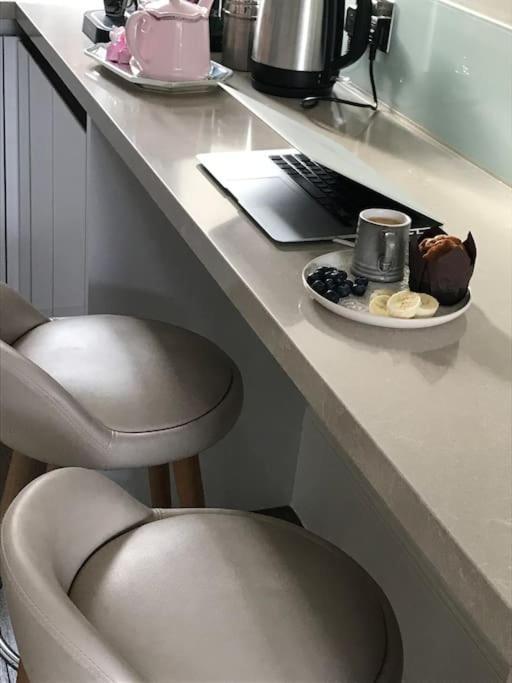 Stylish 3-Bedroom Flat In Kensington Londen Buitenkant foto